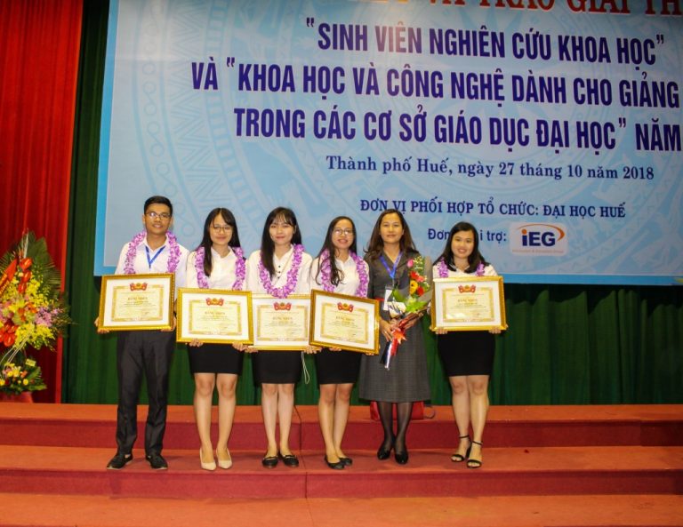 Nhóm đạt giải Nhất giải thưởng Sinh viên Nghiên cứu khoa học cấp Bộ năm 2018. (Ảnh: NVCC)