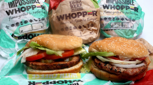Bánh kẹp thịt Impossible Whopper do nhà hàng Burger King cung cấp
